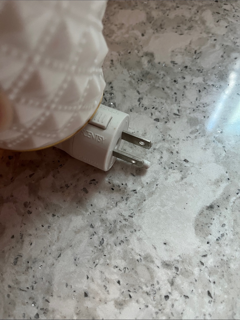 Scentsy: White Quilted Ceramic Plug-In Wax Warmer with Gold Trim - Picture 3 of 4